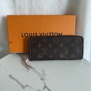 LOUIS VUITTON
Monogram Clemence Wallet Rose Ballerine
